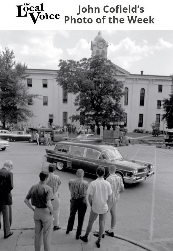 CaptLowry's tweet image. WILLIAM FAULKNER'S FUNERAL - IN OXFORD, MISSISSIPPI in 1962
When Mr. Faulkner died, a service was held at his house for a few family and close friends. Shelby Foote was one of the close friends there that day. After that service at Rowan Oak, Faulkner's body was taken to St.…