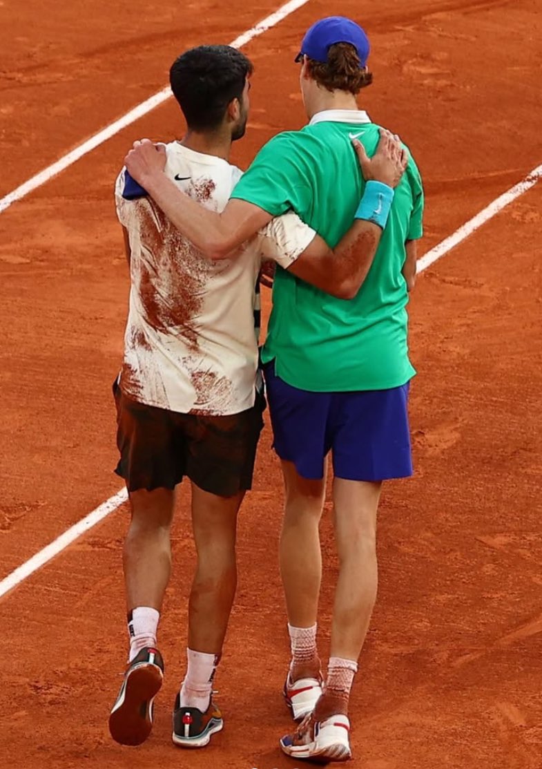 El deporte es esto.

Rivales dentro, pero un profundo respeto fuera.

Sinner y Alcaraz es todo lo bueno que tiene un deporte como el tenis.

Por mas tardes como estas 🥂