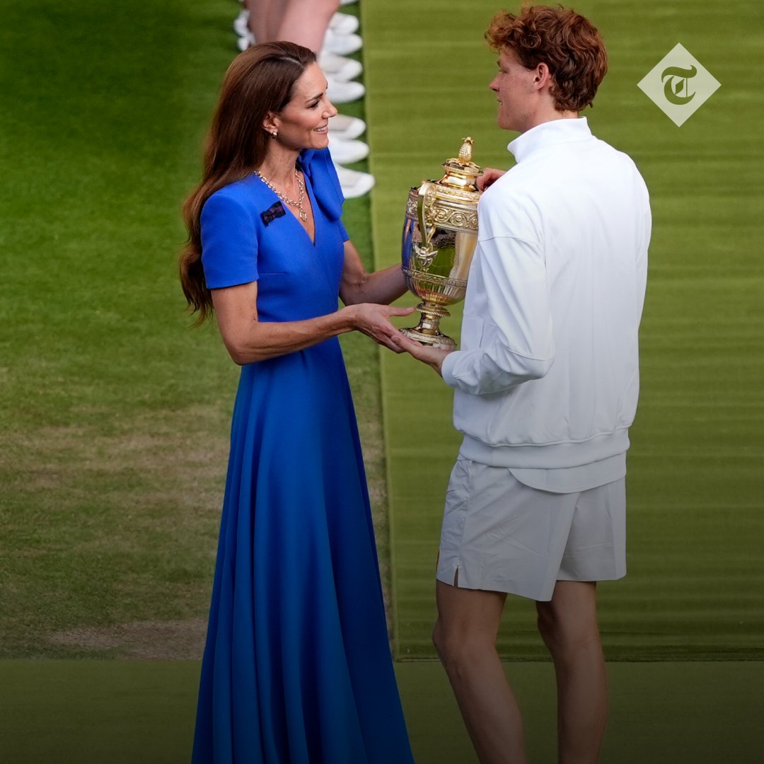 TelegraphRoyals's tweet image. Kate Middleton handed Jannik Sinner the #Wimbledon trophy — and presented Carlos Alcaraz with the runner-up salver after their gripping four-set final⤵️
telegraph.co.uk/tennis/2025/07…