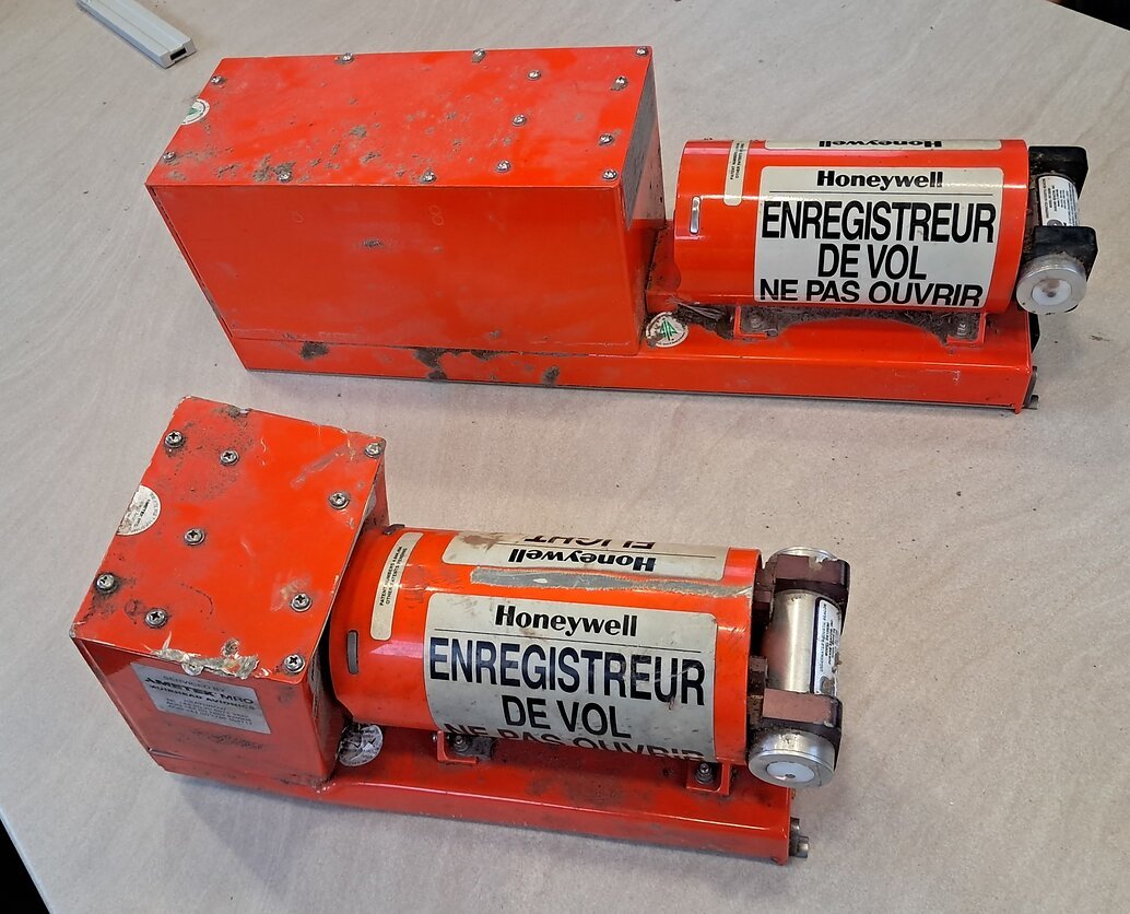 Air India Boeing 787 kazasında ilk raporu çok ilginç bir sonuç doğurdu. Kalkış esnasında pilotlardan biri diğerine yakıt valfini neden kestiğini soruyor. Diğer pilot da "Böyle bir şey yapmadım" diyor.
Peki ne oldu? 
Son dönem kazaları gibi bir Boeing hatası mı yoksa pilotaj mı?