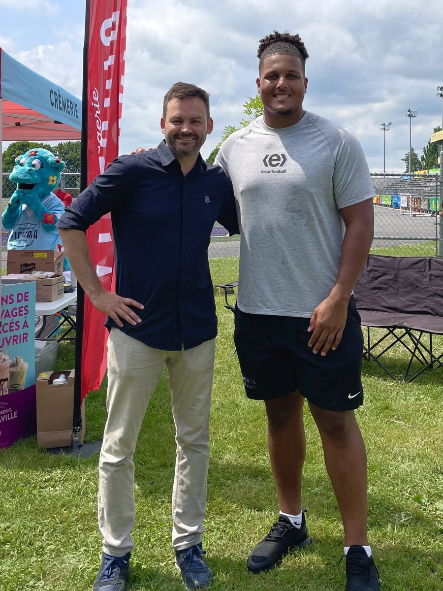 PaulPlamondon's tweet image. Journée sportive pour les séries éliminatoires du Elevate Flag Football à Victoriaville, au profit de la Fondation les amis d'Elliot. J’ai pu échanger quelques ballons avec les joueurs et jaser avec l’excellent joueur des Falcons d'Atlanta Matthew Bergeron.