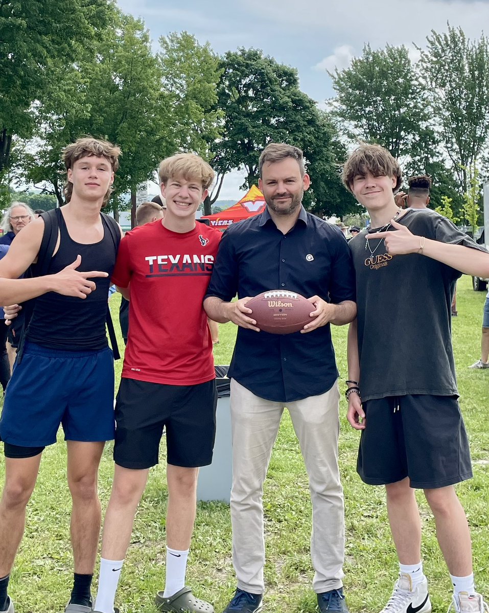 PaulPlamondon's tweet image. Journée sportive pour les séries éliminatoires du Elevate Flag Football à Victoriaville, au profit de la Fondation les amis d'Elliot. J’ai pu échanger quelques ballons avec les joueurs et jaser avec l’excellent joueur des Falcons d'Atlanta Matthew Bergeron.