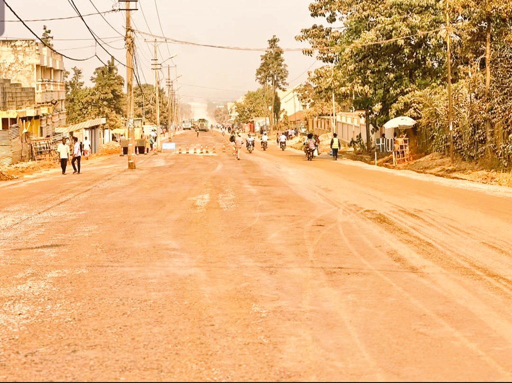 MpukaT's tweet photo. Fait insolite à #Mbuji_Mayi , il paraît que la @Snel_Officiel #kasaï_oriental ne v pas délocaliser ses poteaux Moyenne Tension sur le nouveau boulevard #Inga en pleine modernisation #enveloppe insuffisante paraît-il #autorités trouver la solution https://t.co/ZhSnfndkib