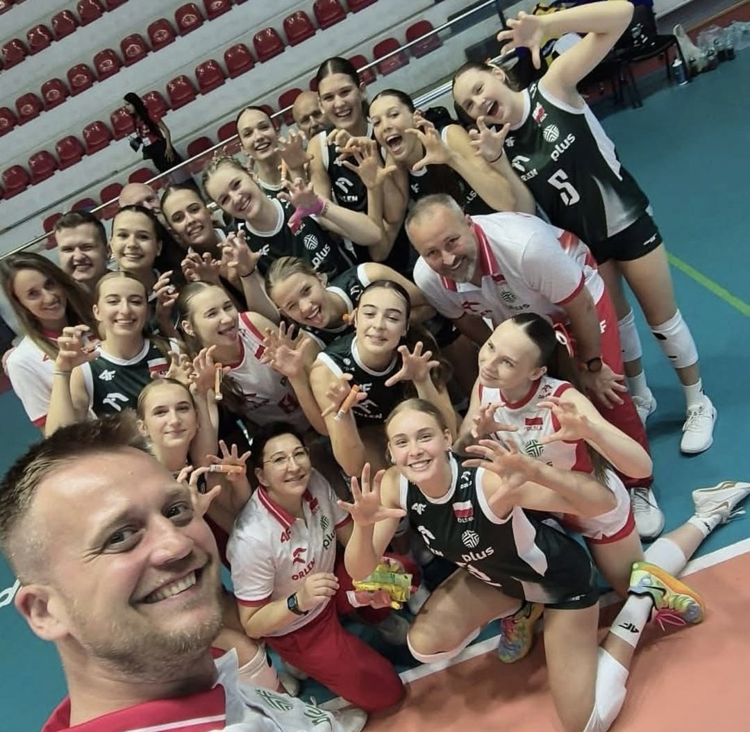 ❗️REPREZENTACJA POLSKI
MISTRZEM EUROPY U-16! 🥇

Biało-czerwone wygrywają właśnie w wielkim finale Mistrzostw Europy U-16 w czterech setach z reprezentacją Turcji! ⚪️🔴

Fantastyczne zawody Aleksandry Wiki. 15-latka zasłużyła na miano najbardziej wartościowej zawodniczki całego