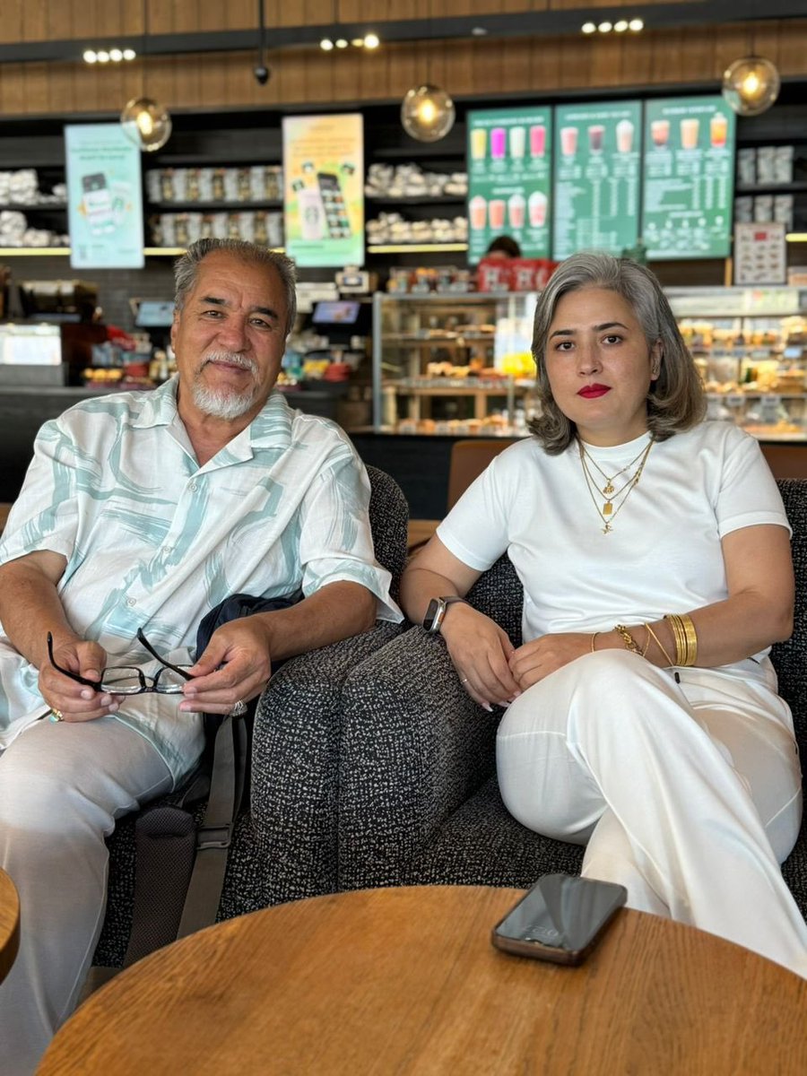 😍💔⚡️با آنکه دلم از غم هجرت خون است 
شادی ز غم توام ز غم افزون است

✨اندیشه کنم هرشب و گویم:یار رب!
هجرانش چنین است وصالش چون است!؟💞😍
#رودکی_سمرقندی⭐️