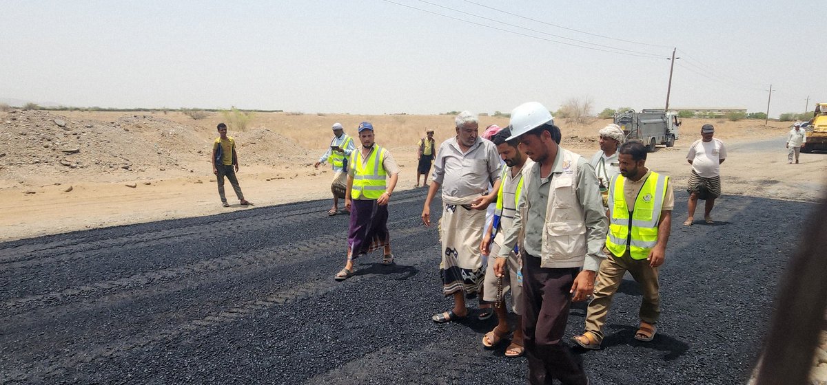 اشكر رجال مؤسسة الطرق والجسور الذين يعملون بكل جهد لإصلاح وصيانة الطرق العامة وإزالة الحفر من الطريق العام المسبله وكتب الله أجركم ....زيارة اليوم طريق الحديدة صنعاء