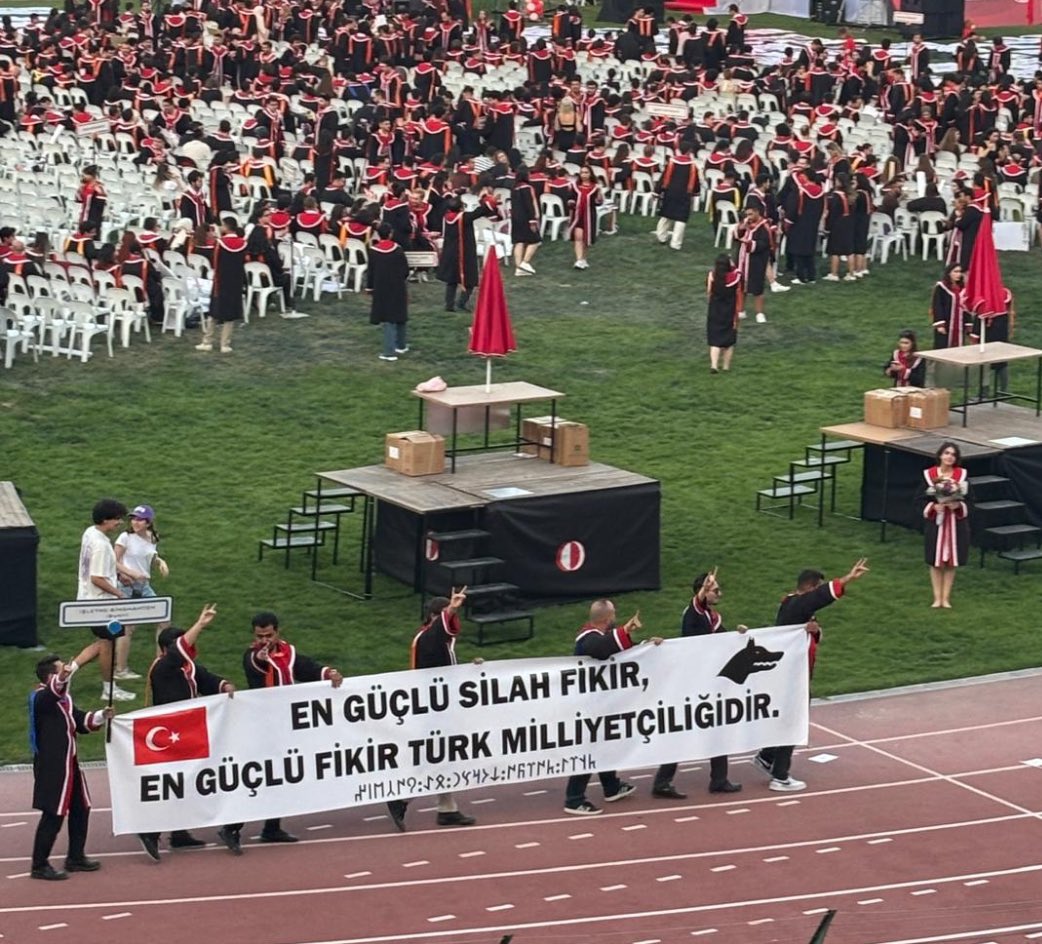 ODTÜ’de mezuniyet töreninde ‘En güçlü silah fikir, en güçlü fikir Türk milliyetçiliğidir’ pankartı açıldı.