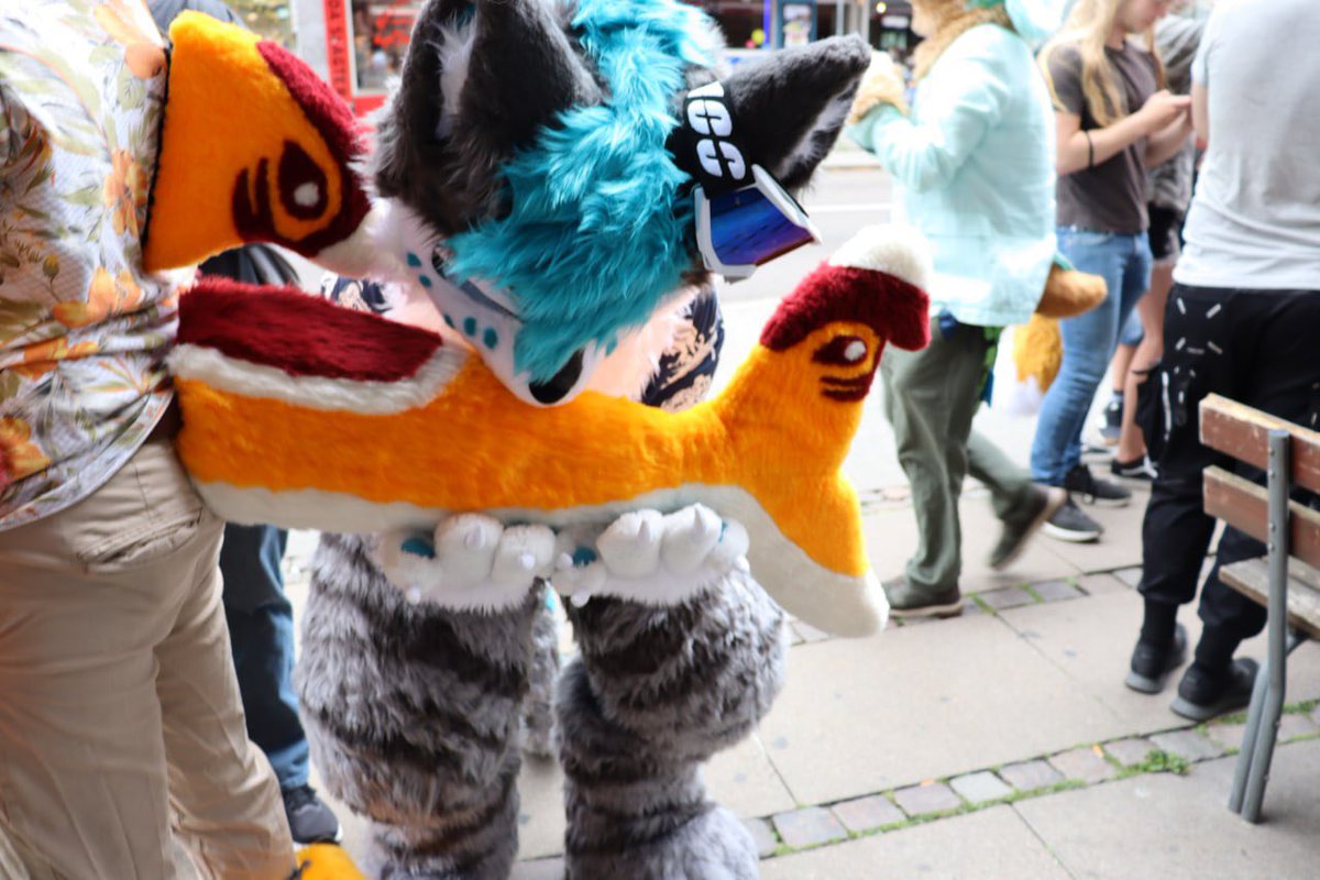 Fiiish~ *nom* *nom* 🐱🩵🍣
#FursuitEverday
