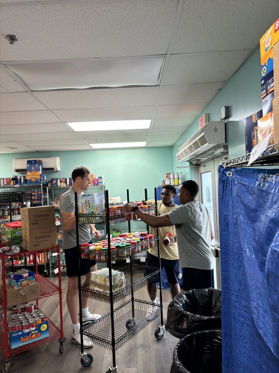 NavyBasketball's tweet image. Special opportunity to serve our Community! @NavyBasketball
The Light House - A Homeless Prevention Support Center
For more info on how anyone can help this organization
🔗 - annapolislighthouse.org/donate/