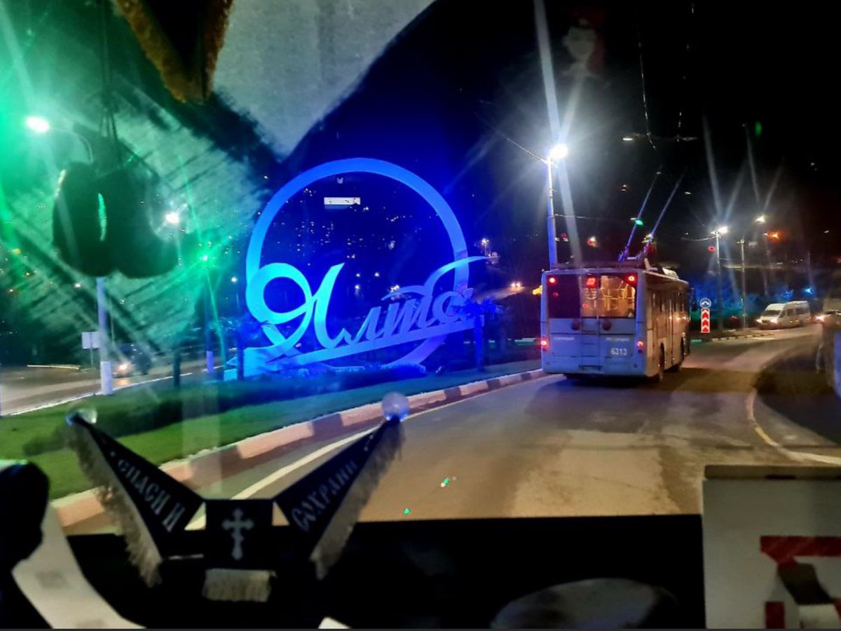 Самый длинный в мире троллейбусный маршрут: Симферополь - Ялта.
Его протяжённость 96 километров (от аэропорта Симферополя).
Легендарный маршрут был запущен в 1959 году.
Троллейбус следуют через Ангарский перевал и многочисленные населённые пункты: Алушту, Партенит, Гурзуф, Ялту.