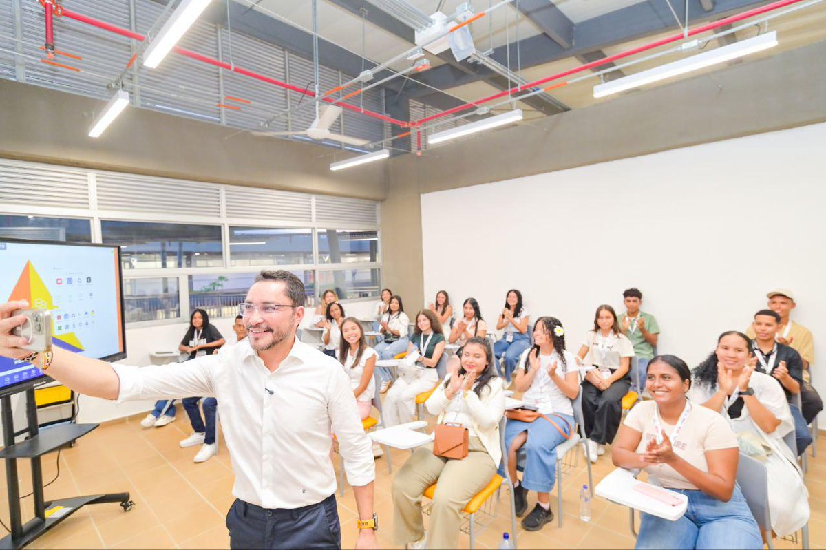 carlosecaicedo's tweet image. Este campus que entregamos en el Banco, Magdalena, es también un acto de rebeldía: contra el centralismo, contra la exclusión educativa, contra la promesa incumplida. Aquí, donde otros vinieron a engañar con discursos de campaña, hoy hay una universidad levantada por y para el…