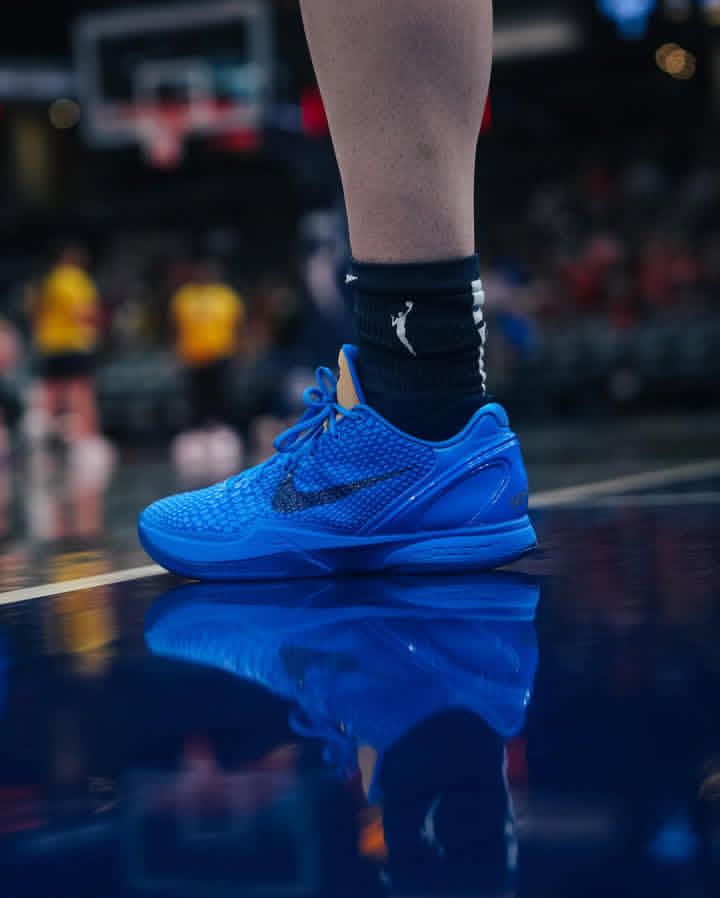 LaceLounge's tweet image. Caitlin Clark debuted the “Cookie Monster” Nike Kobe 6 PE against the Wings tonight 🍪💙

Should Nike drop these or leave ‘em courtside only? 🤔🔥
#caitlinclark #caitlin #nike #nikekobe6 #kobe6 #sesamestreet #cookiemonster #wnba #indianafever
