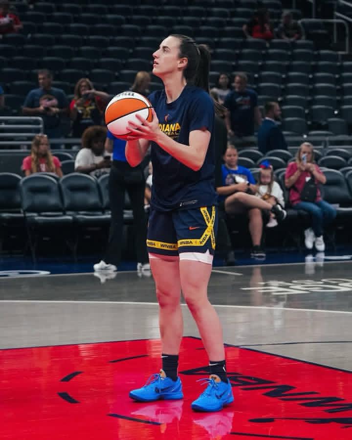 LaceLounge's tweet image. Caitlin Clark debuted the “Cookie Monster” Nike Kobe 6 PE against the Wings tonight 🍪💙

Should Nike drop these or leave ‘em courtside only? 🤔🔥
#caitlinclark #caitlin #nike #nikekobe6 #kobe6 #sesamestreet #cookiemonster #wnba #indianafever