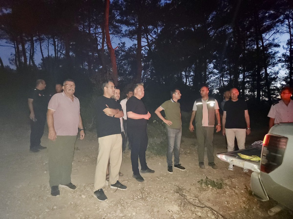 Bugün öğleden sonra Ovacık - Kuşçular Mahallelerimiz arasında çıkan yangına müdahale devam ediyor. Akşam saatlerine kadar helikopterler ve yangın uçakları ile söndürme çalışmaları devam etti. Karadan müdahale ile yangın kontrol altına alınmaya çalışılıyor. İzmir Büyükşehir