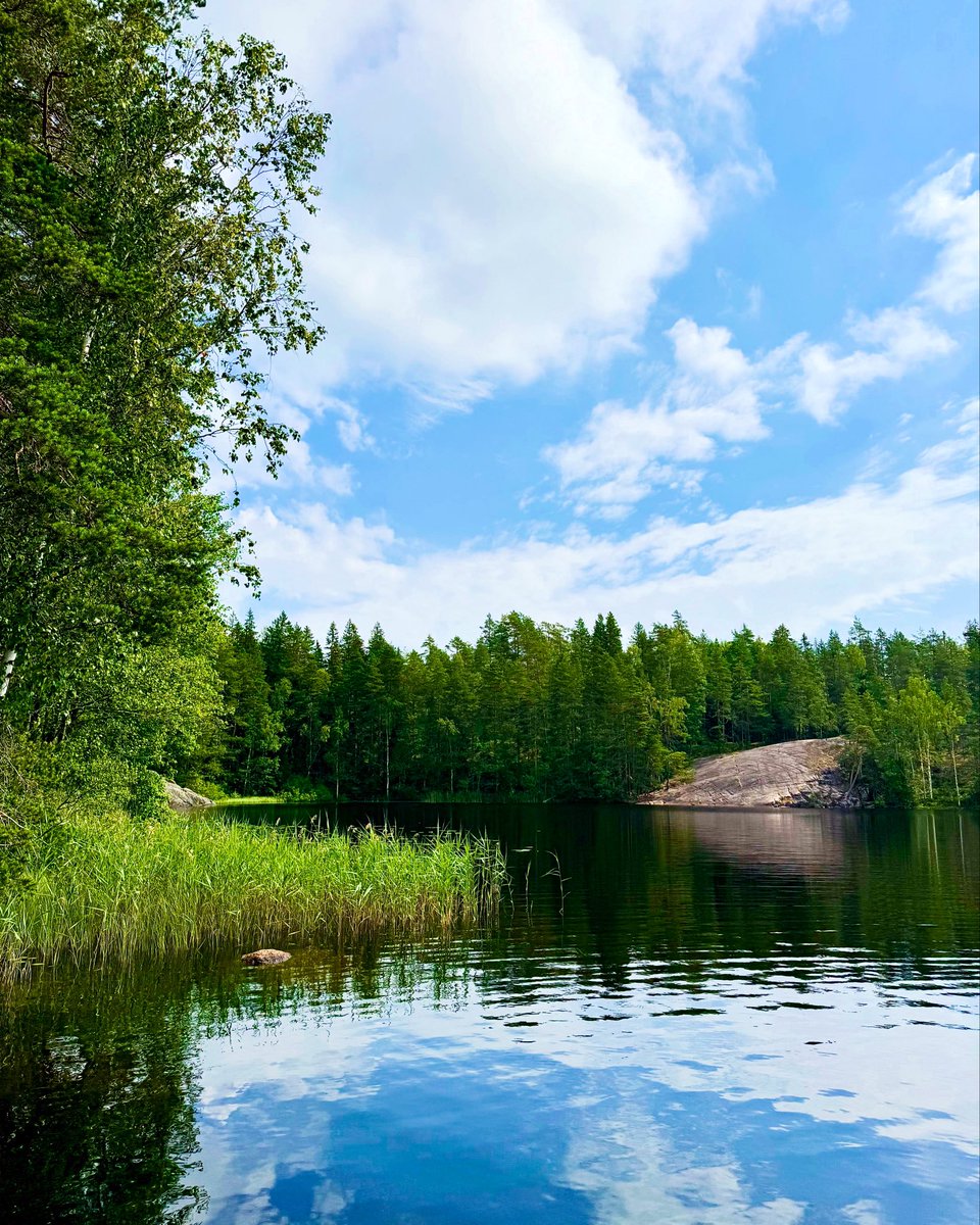 ”Aurinko suuteli meitä, Andrè
Kun kuljettiin hiekkateitä, Andrè
Sun nimes kirjoitin santaan, Andrè
Sen pyyhki tuulet
Vielä musta kuulet”