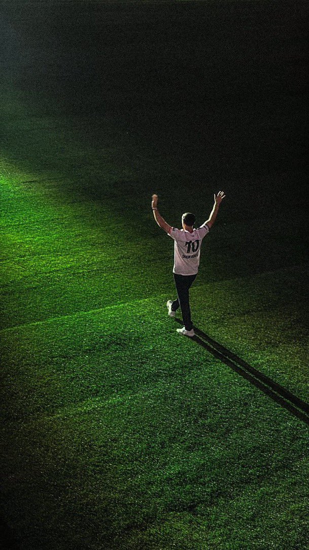 Beşiktaş kaybettiğimiz, kavuşamadığımız, özlediğimiz ne varsa hepsinin özeti, çektiklerimizin seceresi, anlatamadıklarımızın ifadesidir.
Zeki Demirkubuz
 #OrkunKökçü