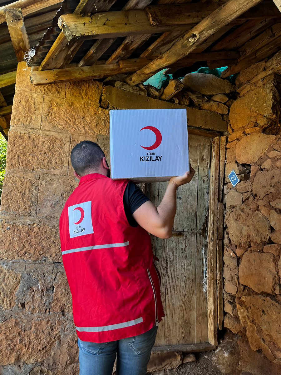 Kizilay_Tunceli's tweet photo. Bir kapıyı çalmak, bir gönüle dokunmaktır! 🙏🏻
Türk Kızılay Tunceli olarak ihtiyaç sahibi ailelerimizin sofrasına bir nebze umut,bir tutam huzur taşıyoruz.
Bir kap yemek, bir gönül duası, bir tebessüm…🌙
Çünkü biliyoruz: Paylaştıkça çoğalır iyilik. ❤️
#SensizOlmaz
@sefikaygol https://t.co/qLW2ZAV1IR