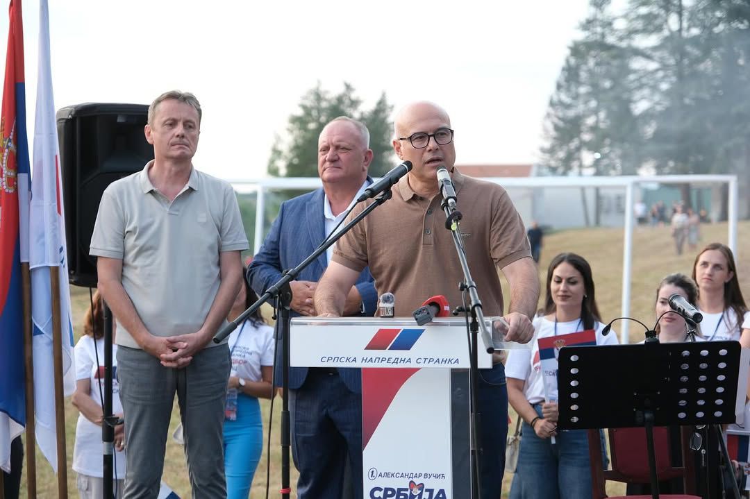 Xвала што сте имали вере у државу! Тешких осам месеци је за нама! Блокирали су нам све, блокирали су нам живот! Хвала вам Лесковчани што ште веровали својој држави. Хвала вам што сте веровали председнику Вучићу у све што је радио да сачува нашу државу, да не уради брат на брата,