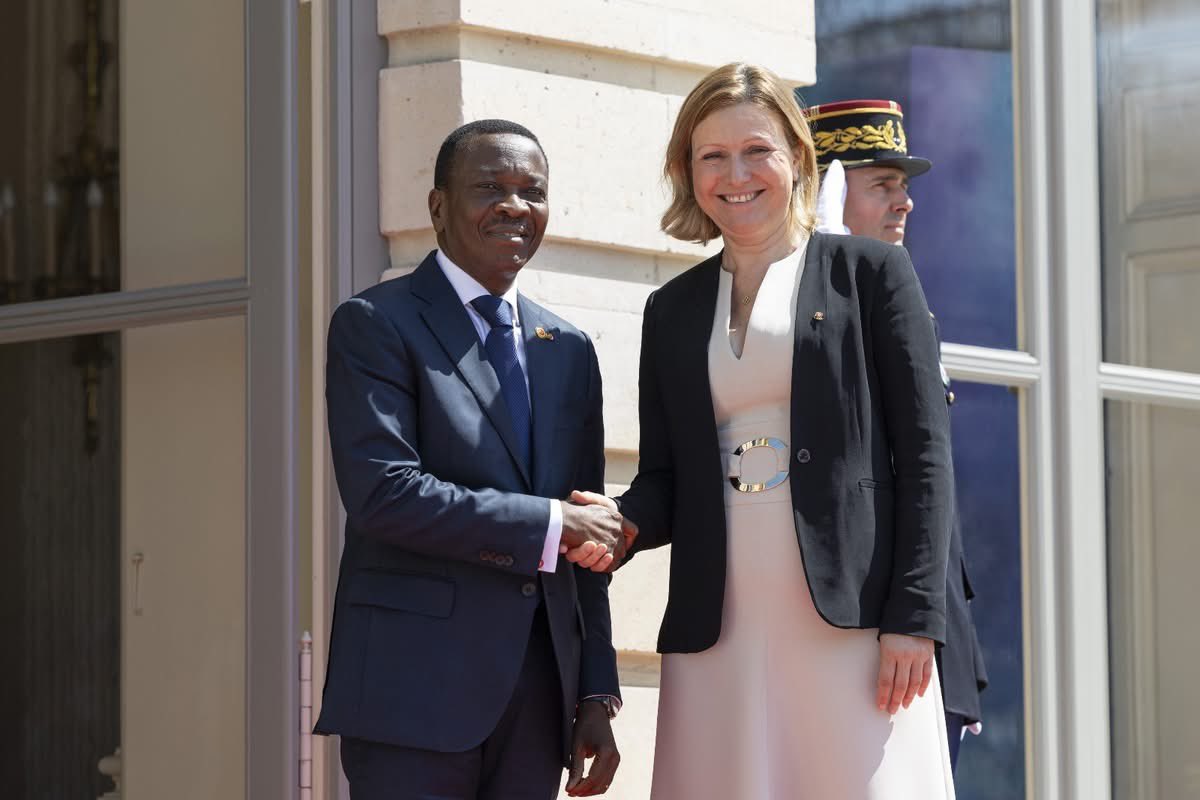 Alors que le régime de Faure Gnassingbé écrase des manifestations dans le sang, le président de l’assemblée nationale #Togo-laise Kodjo Adedze est reçu en grande pompe à Paris par son homologue française, Yaël Braun-Pivet.

Dédicace à tous ceux qui racontaient que Macron voulait