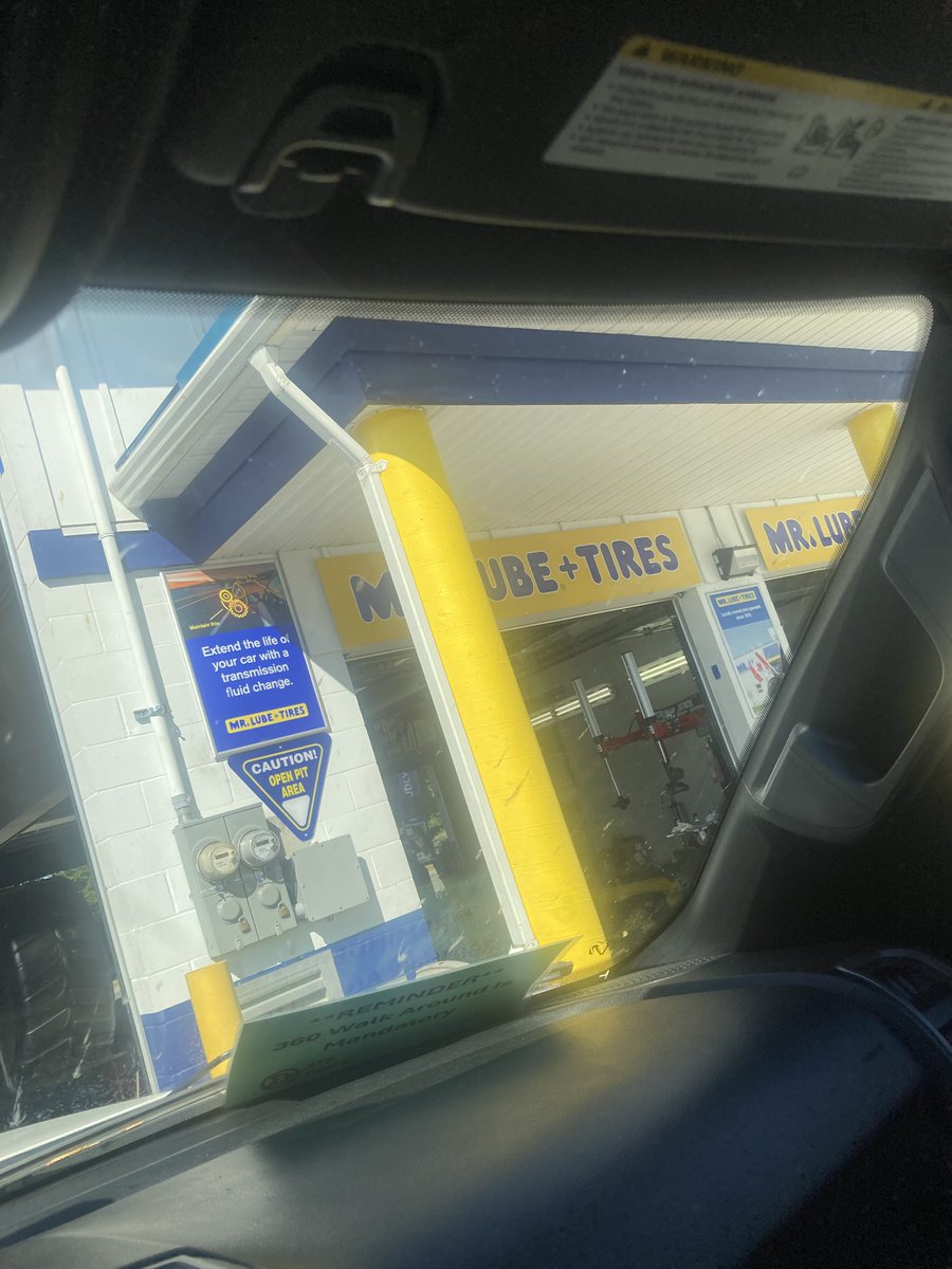 sierrado0528's tweet photo. #sundayfundays not really. After waiting in line I am told fleet card customers cannot get service on sundays, only mon-fri and during normal business hours. Who has time to get an oil change during normal business hrs? https://t.co/vXpBqghvxY