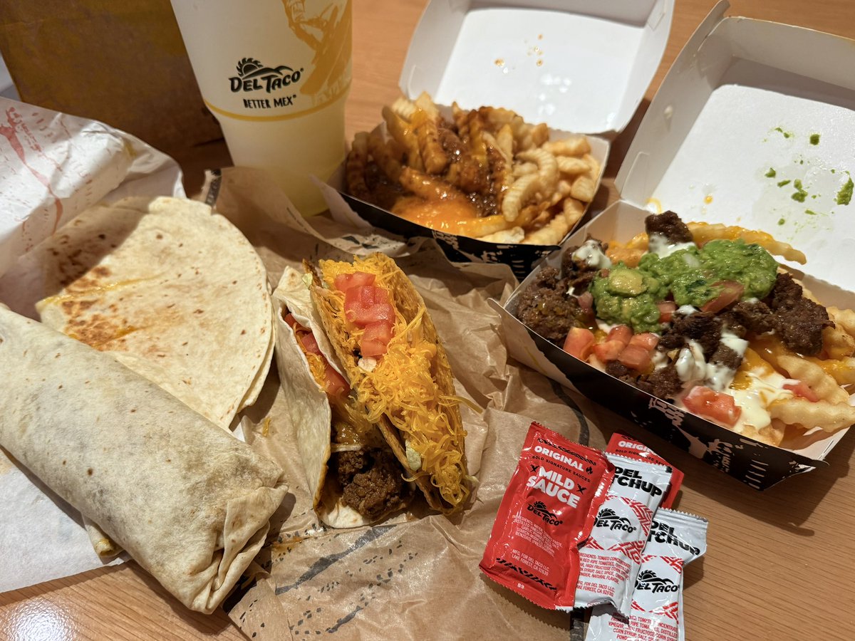 magicallusion's tweet image. Del Tacoをリピートしてしまった。美味しすぎる。噂に聞いていたBest Western Plus Casino Royale内のFoot Long Hot Dogはとても安くて美味かった！
#lasvegasstrip 
#deltaco 
#footlonghotdog