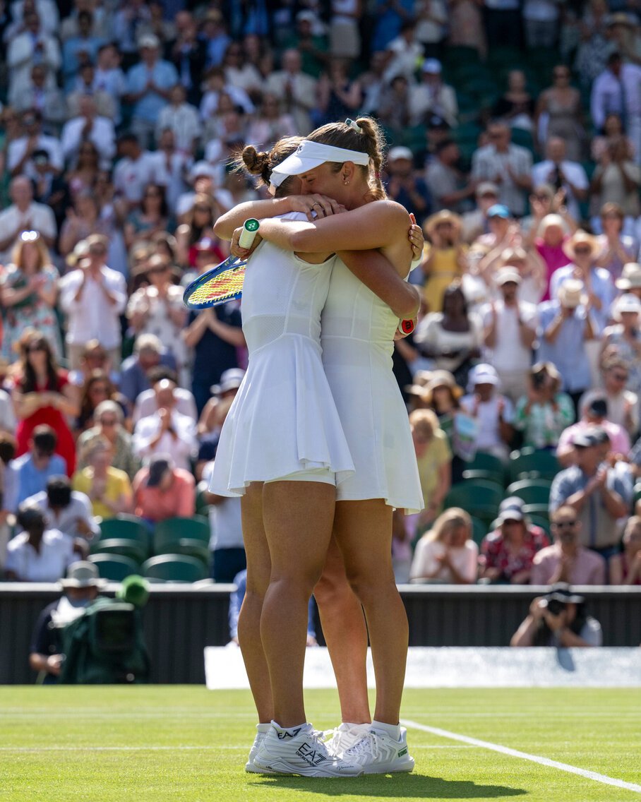 elise_mertens's tweet photo. WIMBLEDON CHAMPIONS!!! 🏆 https://t.co/pVNgnQ02mo