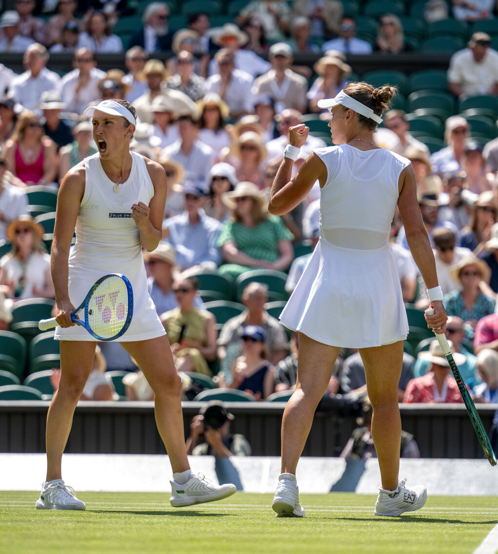 elise_mertens's tweet photo. WIMBLEDON CHAMPIONS!!! 🏆 https://t.co/pVNgnQ02mo