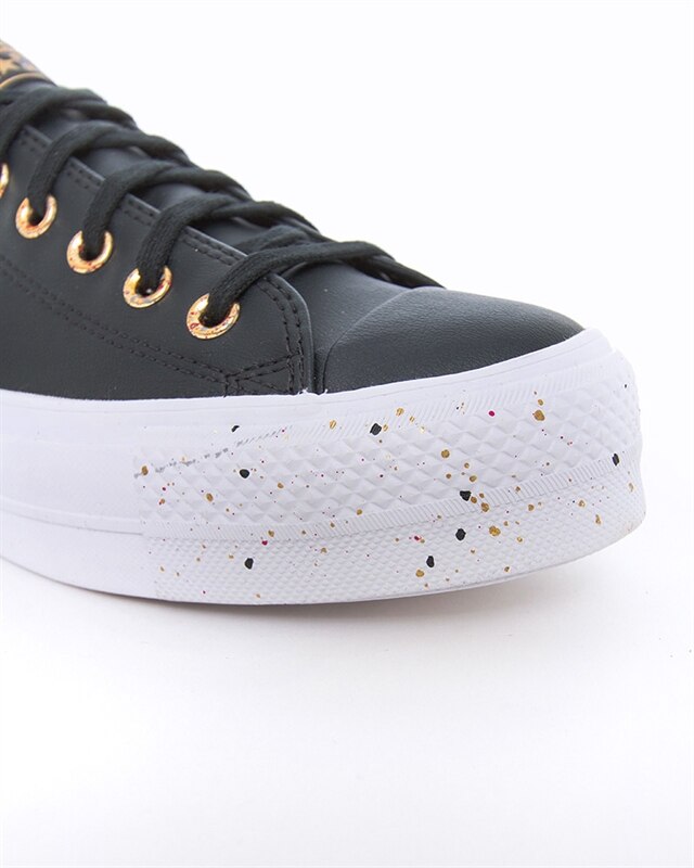 strawggle's tweet photo. eh aku punya converse gini dr 2022 tp baru 3x pake, klo jual di 500 masi amaan gak??? btw minus boxnyaa https://t.co/uhJQ9zWu5A