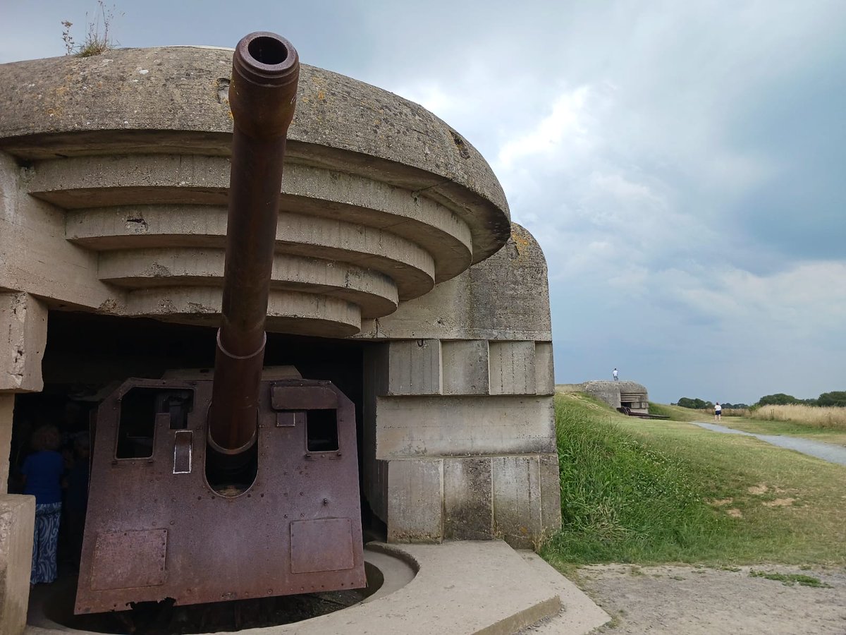 🇲🇫 Iniciem un nou viatge de memòria al desembarcament de Normandia amb la visita inicial a Arromanches i la bateria alemanya del Mur de l'Atlàntic de Longues-sur-Mer. 
👌Amb un equip de nous viatgers, comencem una setmana per les platges del D-Day i la batalla de Normandia. #DDay