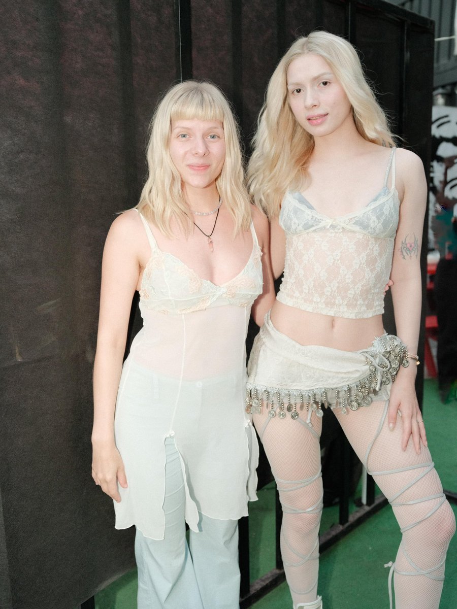 aleynatilki's tweet image. With her magical voice she lifted up the frequency of the day and She brought light to all of İstanbul😻✨🍃It was truly special and an honor for me to open her show. Thank you for your kindness and everything. 🤍✨ @auroramusic
Gelen herkesin enerjisine sağlık😋Bu sihirli günde…