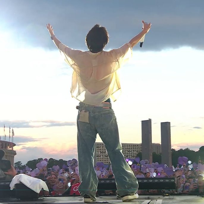 UniversBTS_'s tweet photo. [WEVERSE] Comentários do Jimin na transmissão do Hobipalooza:

🐥 O que é isso? Um show mesmo
🐥 Isso é realmente um show, não é? Tem até VCR*?!
🐥 louco, killin it girrrlllldlsllalllalohnnãonãonão
🐥 O QUÊ?
🐥 kekekekekekekekeke tira tudo~~~~ kekekeke (quando o Hobi tira a camisa)
🐥 Porque os ARMYs são tão bons cantando 😭
🐥 O pôr do sol… parece um filme

*vídeo que segura a vibe enquanto o artista respira/se arruma.

🐯 @BTS_twt