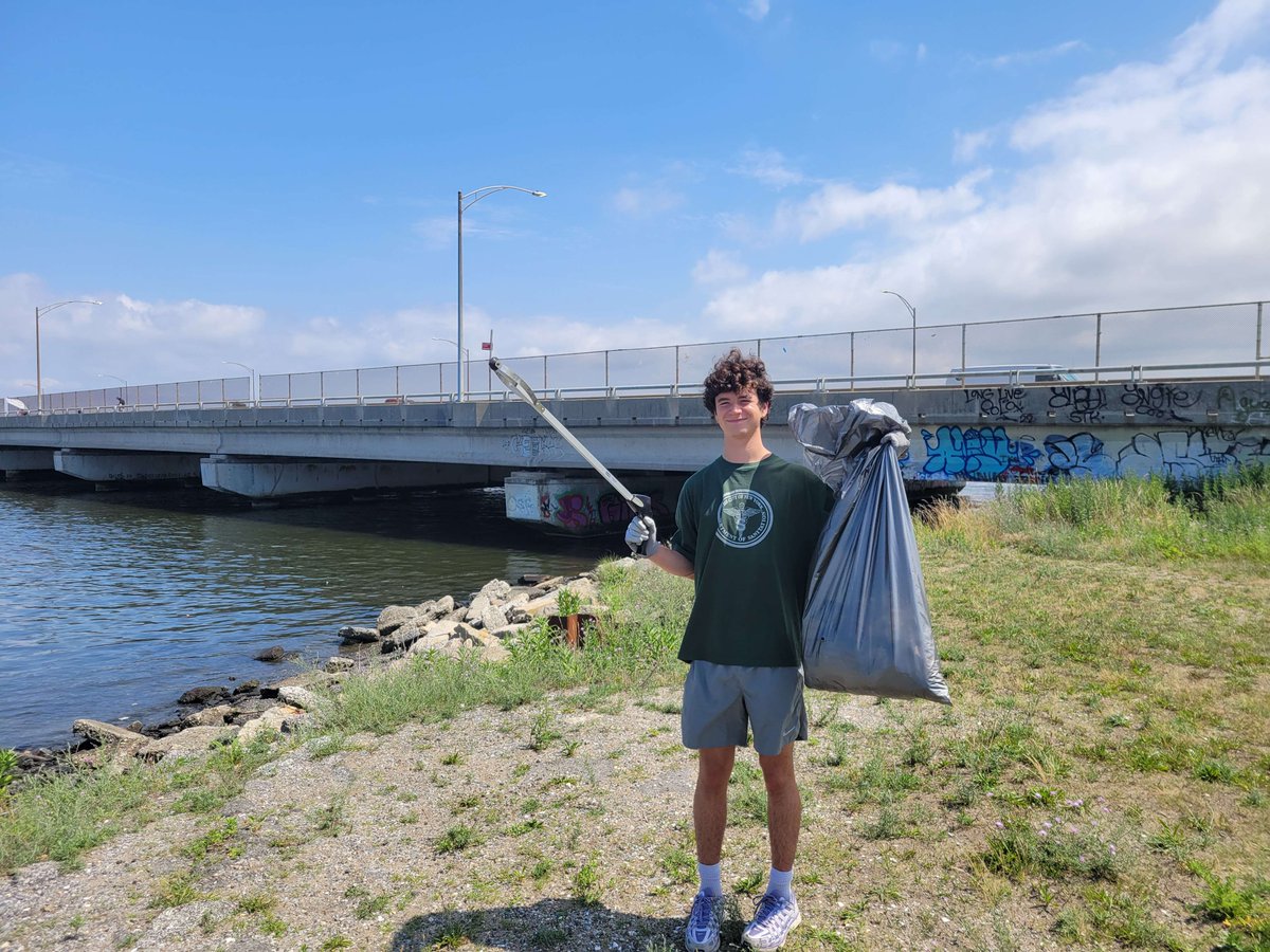 thequeenslink's tweet image. We had a blast at the Jamaica Bay beach cleanup yesterday!! The #QueensLink vision would take thousands of cars off the road, preventing harmful pollutants from contaminating runoff water and harming these valuable ecosystems. Let's protect our environment and #BuildtheQueensLink