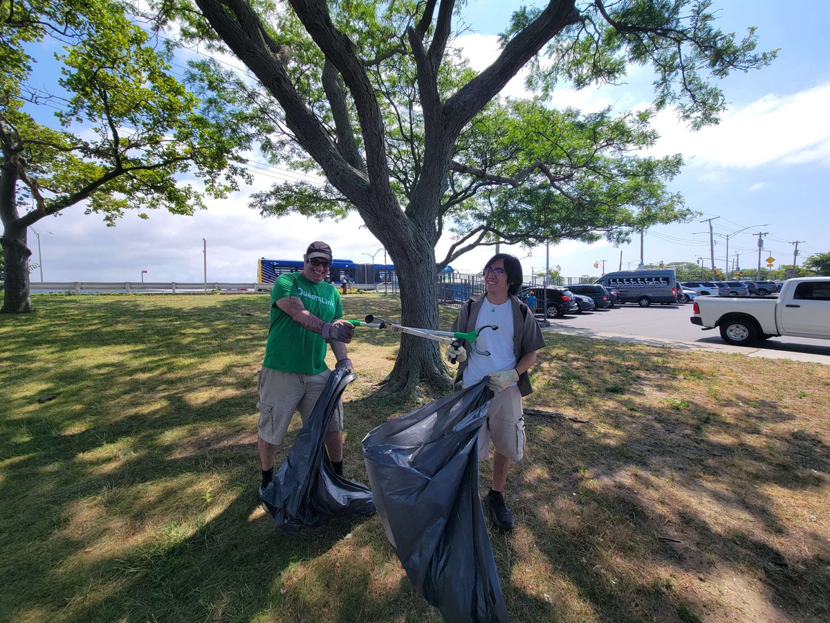 thequeenslink's tweet image. We had a blast at the Jamaica Bay beach cleanup yesterday!! The #QueensLink vision would take thousands of cars off the road, preventing harmful pollutants from contaminating runoff water and harming these valuable ecosystems. Let's protect our environment and #BuildtheQueensLink