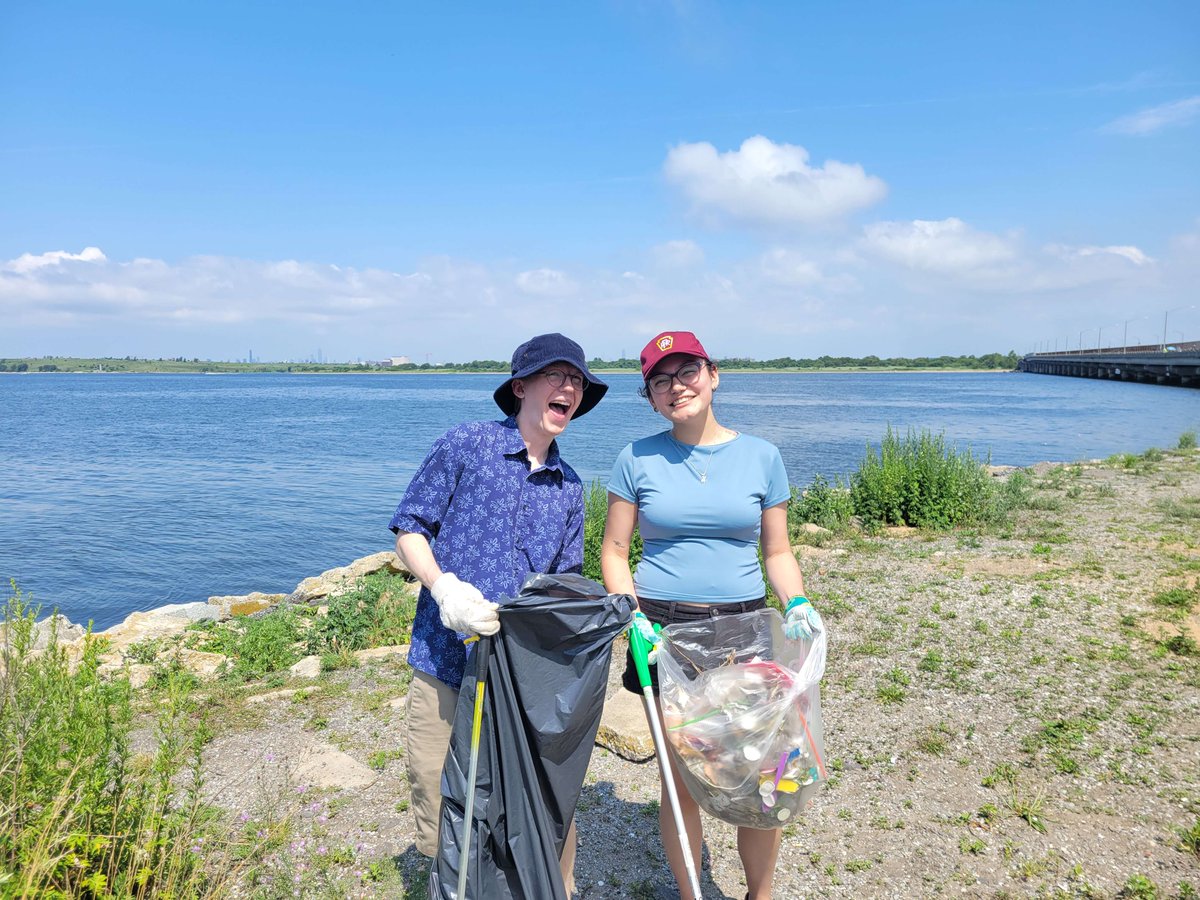 thequeenslink's tweet image. We had a blast at the Jamaica Bay beach cleanup yesterday!! The #QueensLink vision would take thousands of cars off the road, preventing harmful pollutants from contaminating runoff water and harming these valuable ecosystems. Let's protect our environment and #BuildtheQueensLink
