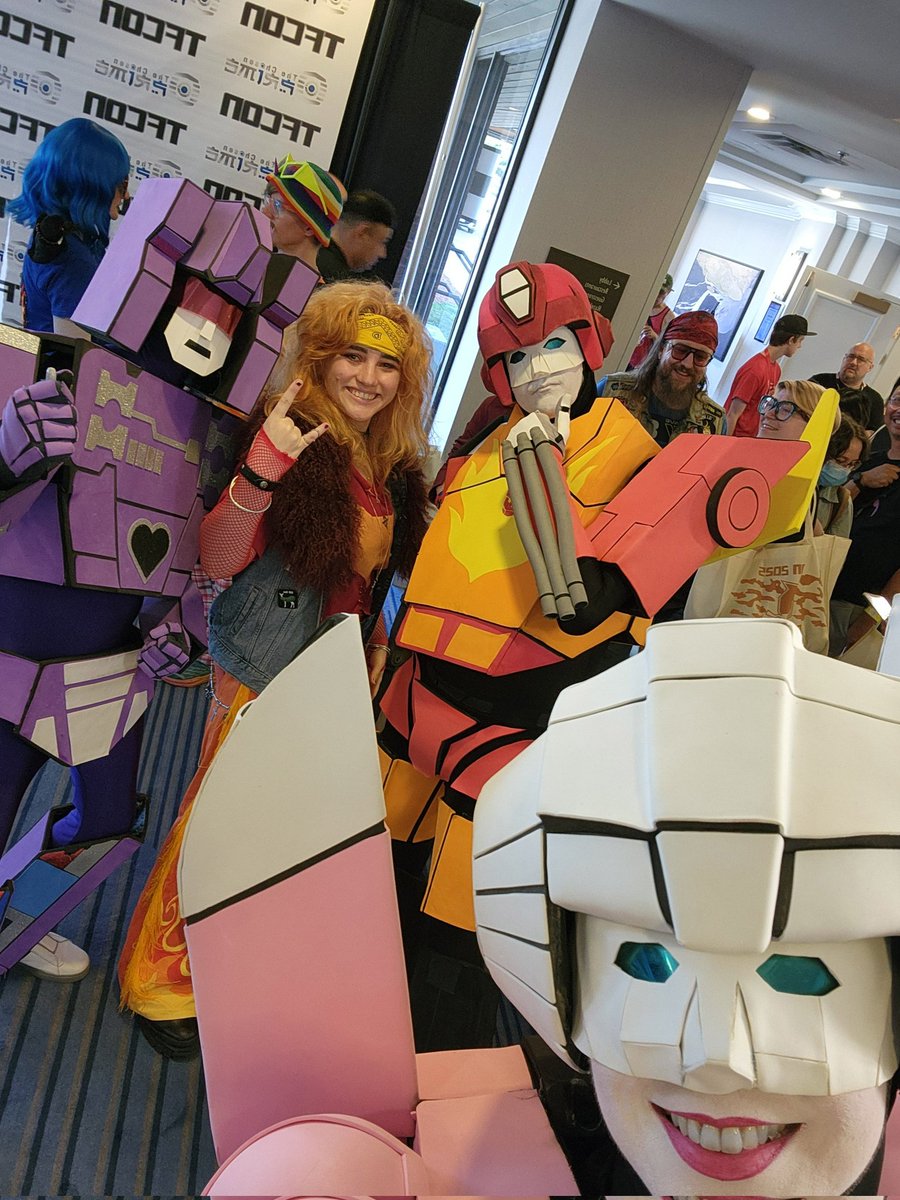 cybertronicband's tweet image. Had a blast yesterday meeting a bunch of cool humans & bots at TFCon! Transformers fandom is honestly so creative, fun and rocknroll. Thank you to all who came out to our panel, asked us Qs, and helped us w/ gas money by picking up some merch. Love all y'all.
'Til all are one!