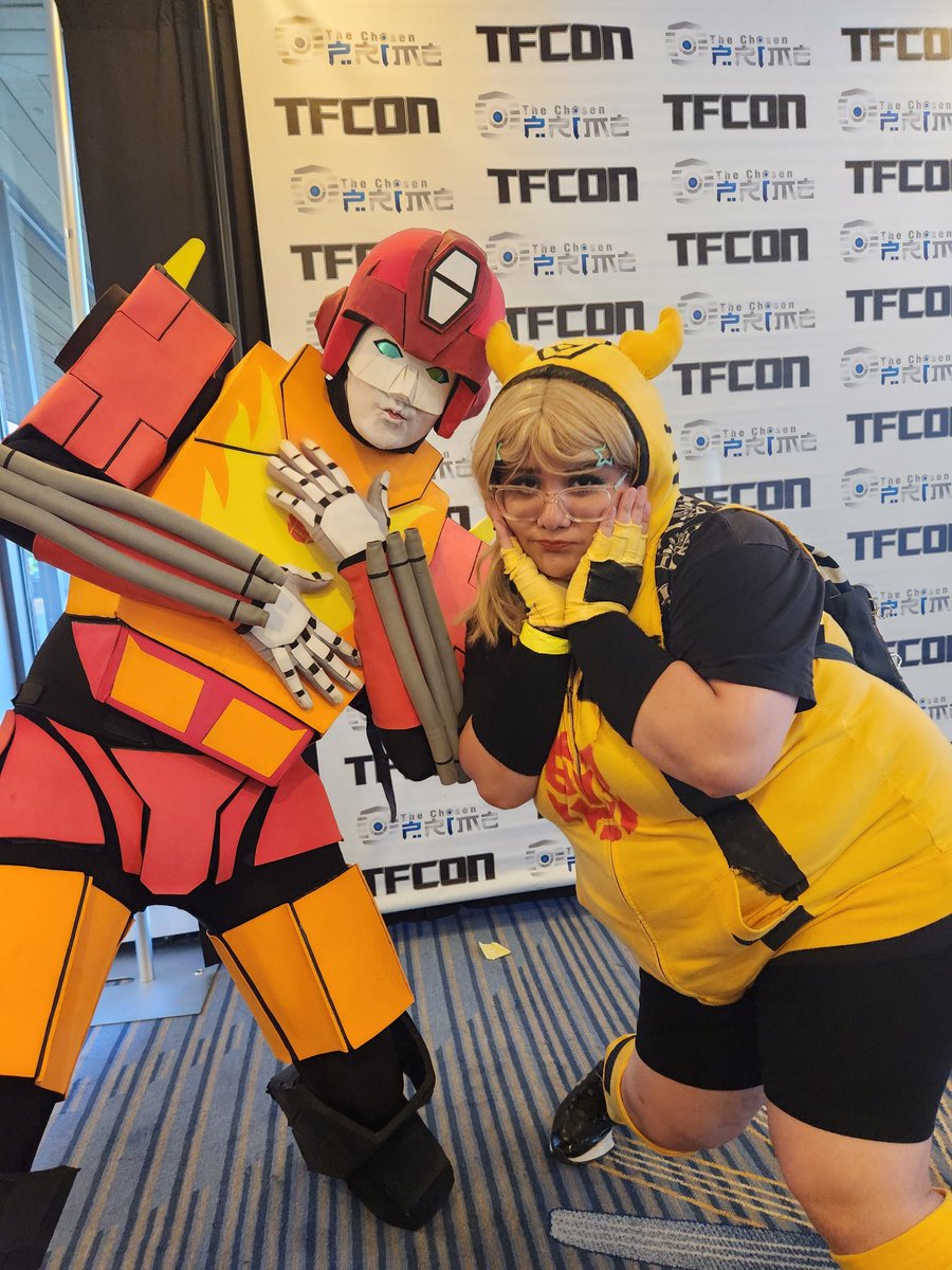 cybertronicband's tweet image. Had a blast yesterday meeting a bunch of cool humans & bots at TFCon! Transformers fandom is honestly so creative, fun and rocknroll. Thank you to all who came out to our panel, asked us Qs, and helped us w/ gas money by picking up some merch. Love all y'all.
'Til all are one!