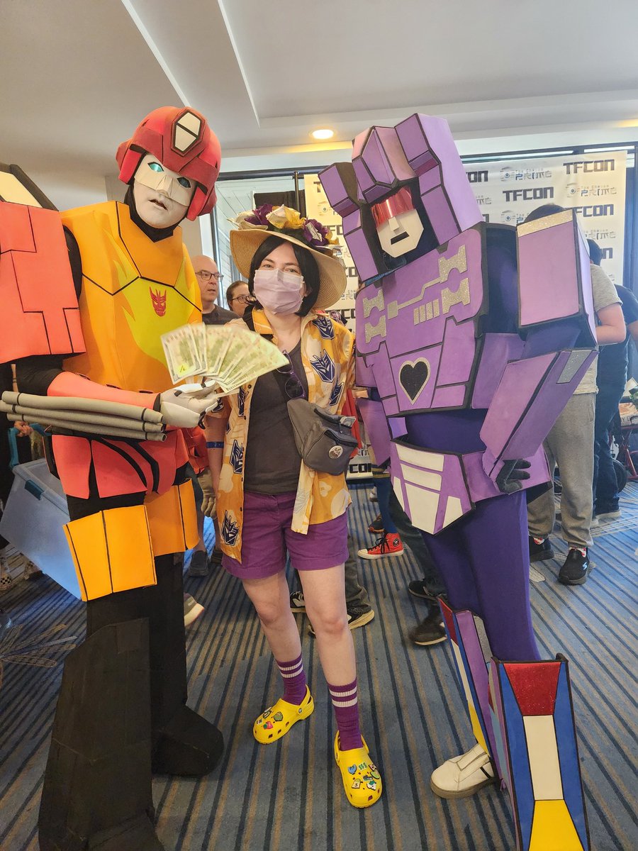 cybertronicband's tweet image. Had a blast yesterday meeting a bunch of cool humans & bots at TFCon! Transformers fandom is honestly so creative, fun and rocknroll. Thank you to all who came out to our panel, asked us Qs, and helped us w/ gas money by picking up some merch. Love all y'all.
'Til all are one!