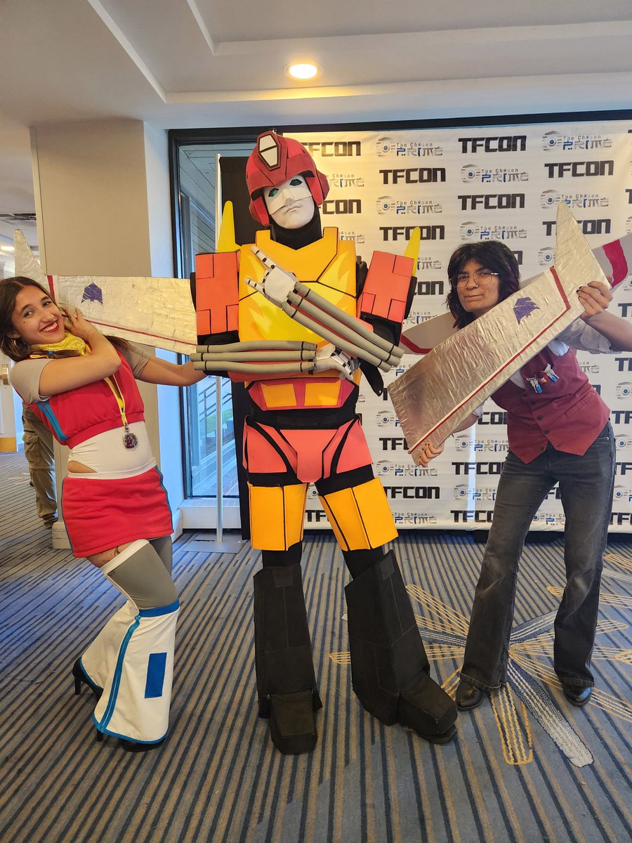cybertronicband's tweet image. Had a blast yesterday meeting a bunch of cool humans & bots at TFCon! Transformers fandom is honestly so creative, fun and rocknroll. Thank you to all who came out to our panel, asked us Qs, and helped us w/ gas money by picking up some merch. Love all y'all.
'Til all are one!