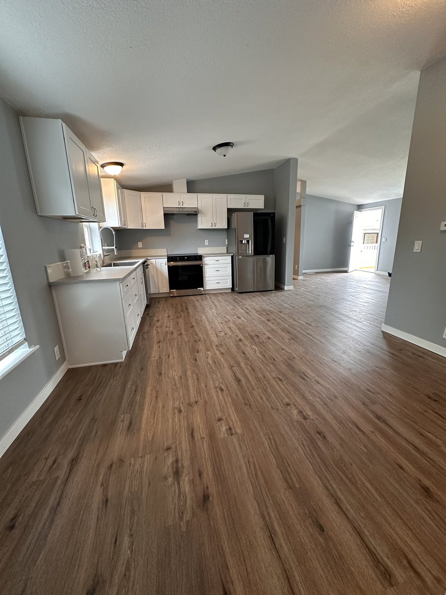4plexes's tweet image. 🏡 For Sale: Stunning 3-bed, 2-bath manufactured home in Fairview, OR! Enjoy modern upgrades, a newly fenced backyard, stainless steel appliances, and a new roof in the Blue Lake Village community. Priced at $169,800. 🏠 Check it out: 3201 NE 223rd Ave UNIT 34. #RealEstate…
