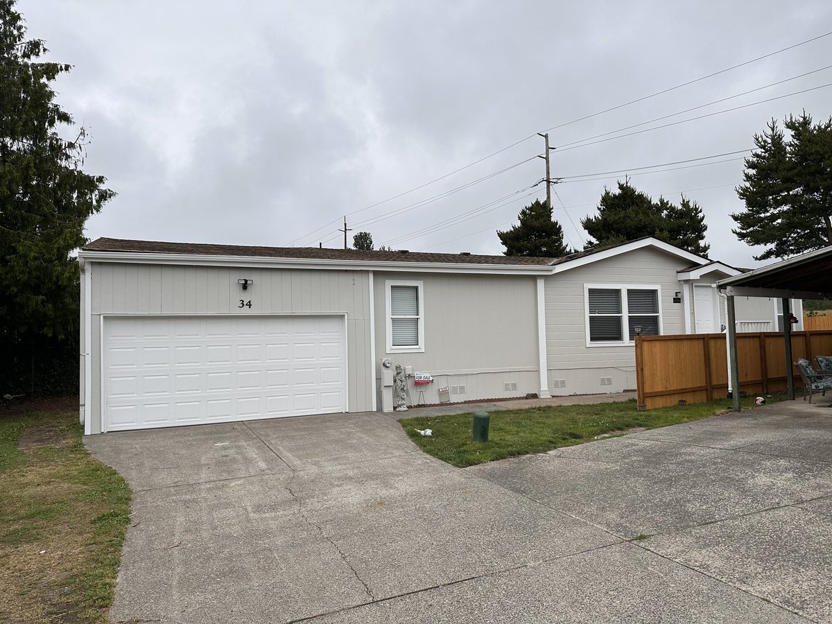 4plexes's tweet image. 🏡 For Sale: Stunning 3-bed, 2-bath manufactured home in Fairview, OR! Enjoy modern upgrades, a newly fenced backyard, stainless steel appliances, and a new roof in the Blue Lake Village community. Priced at $169,800. 🏠 Check it out: 3201 NE 223rd Ave UNIT 34. #RealEstate…