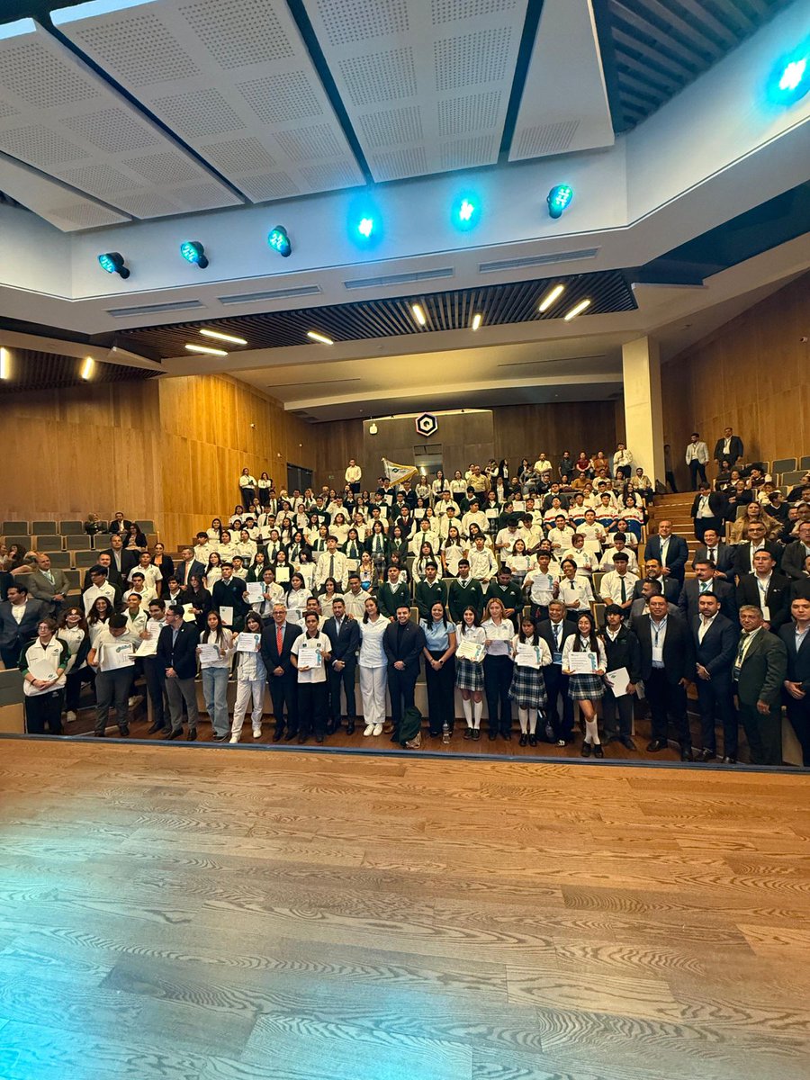 SEducacionVer's tweet photo. 🎉Felicidades a los estudiantes veracruzanos del @ConalepVeracruz: Elisa Libertad García, Marco Antonio Rebolledo, Osvaldo Bravo, Juan Daniel de la Cruz  y David Medel de la Trinidad, que fueron galardonados 🏅en el ámbito académico, técnico y deportivo a nivel nacional. https://t.co/U7yHgVQvcx