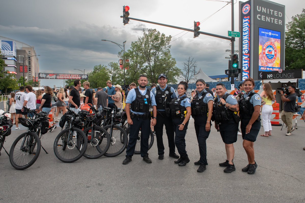Chicago_Police's tweet image. Our Chicago Police Department officers are on hand this weekend at the Windy City Smokeout to protect all attendees. We ask everyone attending to enjoy the festival safely and responsibly. If you need emergency assistance, notify a nearby officer or call 911.