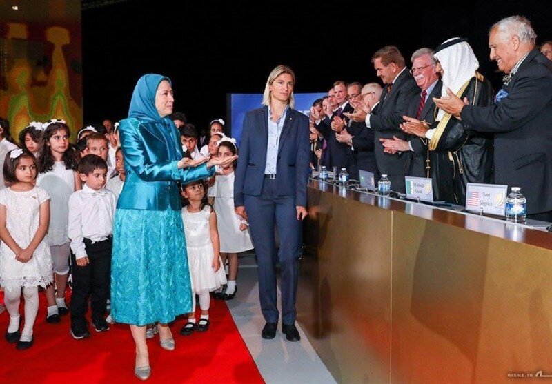 Hosnadokht's tweet image. گاهی در لباس گرگ و گاهی در لباس میش !
گاه در کسوت جنتلمن و گاه خبرنگارمآبانه !
یکی مستقیم اسلحه بدست میگیرد و میکشد و دیگری پشت میز مذاکره ، شرف ملت ایران را حراج میکند!
منافق ، منافق است ...
نه یک کلمه بیشتر و نه کمتر
آنها را باید به مردم شناساند
#منافق_بسه_دیگه
#پایان_دسیسه