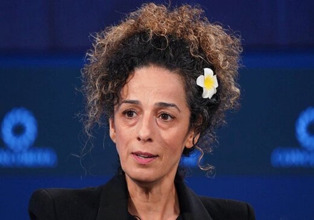 Hosnadokht's tweet image. گاهی در لباس گرگ و گاهی در لباس میش !
گاه در کسوت جنتلمن و گاه خبرنگارمآبانه !
یکی مستقیم اسلحه بدست میگیرد و میکشد و دیگری پشت میز مذاکره ، شرف ملت ایران را حراج میکند!
منافق ، منافق است ...
نه یک کلمه بیشتر و نه کمتر
آنها را باید به مردم شناساند
#منافق_بسه_دیگه
#پایان_دسیسه