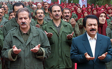 Hosnadokht's tweet image. گاهی در لباس گرگ و گاهی در لباس میش !
گاه در کسوت جنتلمن و گاه خبرنگارمآبانه !
یکی مستقیم اسلحه بدست میگیرد و میکشد و دیگری پشت میز مذاکره ، شرف ملت ایران را حراج میکند!
منافق ، منافق است ...
نه یک کلمه بیشتر و نه کمتر
آنها را باید به مردم شناساند
#منافق_بسه_دیگه
#پایان_دسیسه