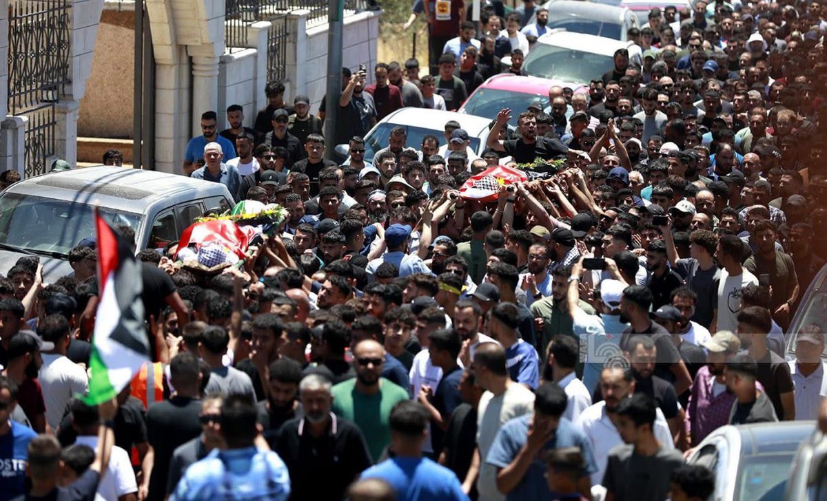 hamdahsalhut's tweet image. WEST BANK: Palestinians carry the bodies of 2 Palestinians killed by Israeli settlers during a funeral procession.
Among the two young men killed is 20-year-old American citizen Saif Musallet.