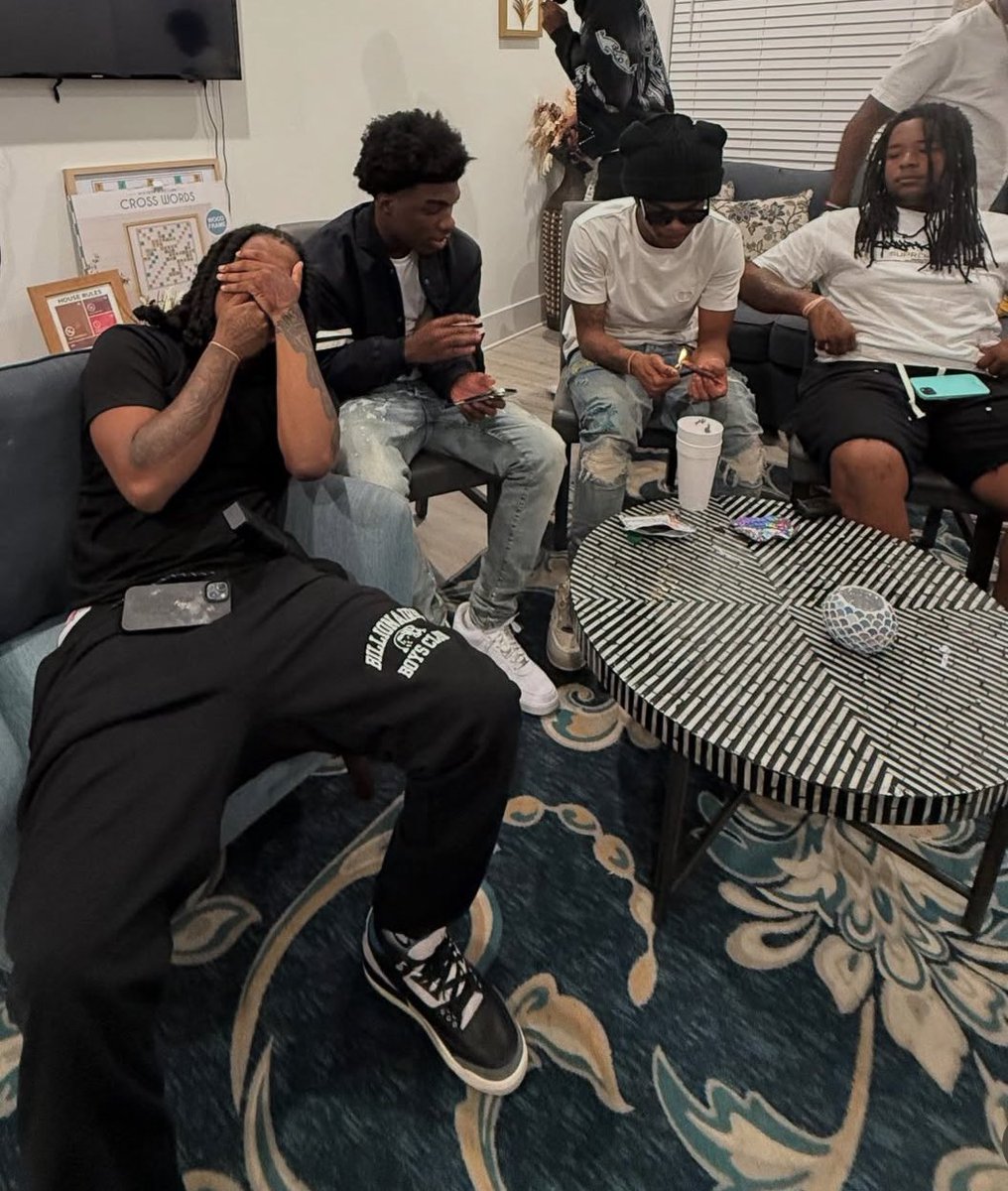 ibangKDA's tweet image. I told em ain’t nun bigger dab da mafia b4 I cuff a bitch I’ll cuff a Cho*per on K