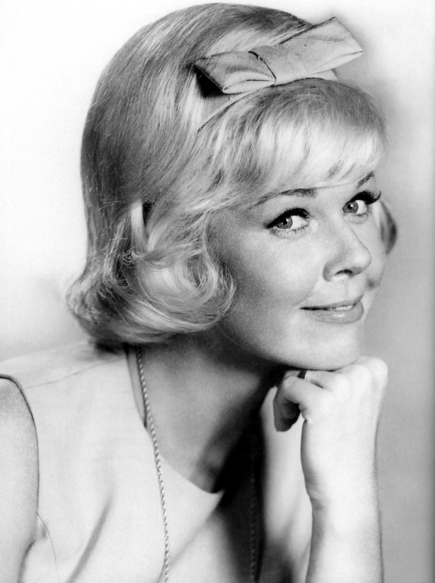 sketcher1223's tweet image. Addendum to my earlier post: "My Favorite Wife" was in the process of being remade as "Something's Got to Give" with Marilyn Monroe & Dean Martin in 1962, but Monroe died before the film could be completed. It was then turned into "Move Over, Darling" (1963) w/Doris Day.