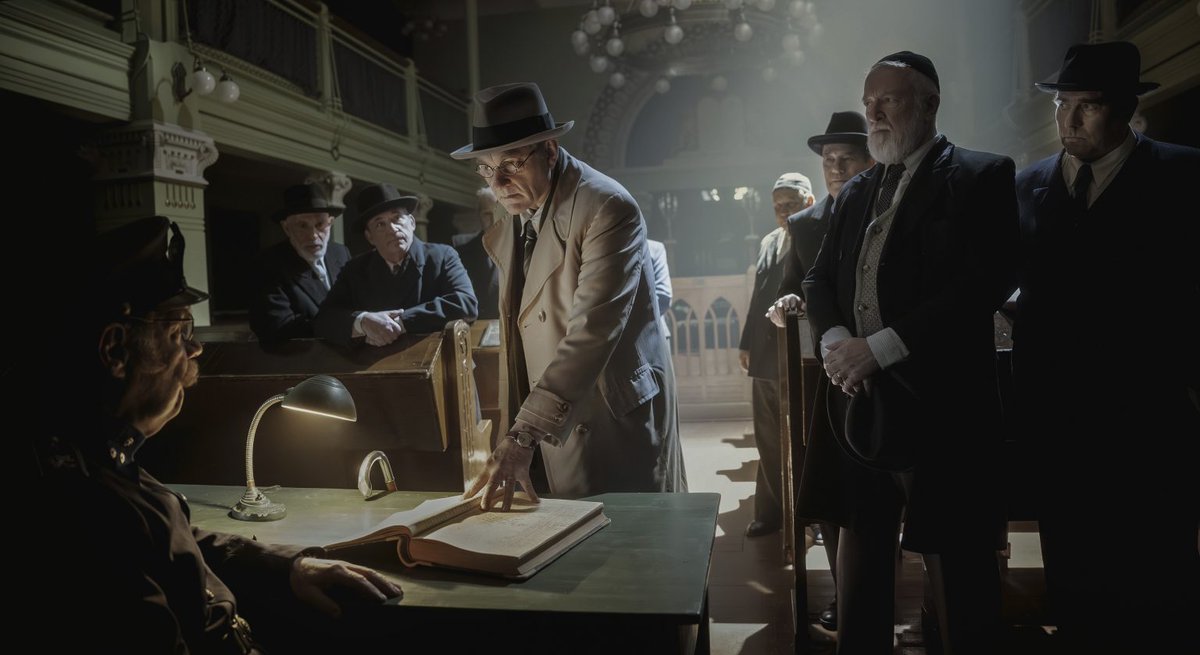 El 8 de agosto se estrena #NeverAlone #NuncaMás, el nuevo largometraje del cineasta finlandés Klaus Härö, que nos traslada a Helsinki en 1942, en plena Segunda Guerra Mundial, para narrar una historia desconocida, conmovedora y profundamente actual.

noescinetodoloquereluce.com/2025/07/el-8-d…