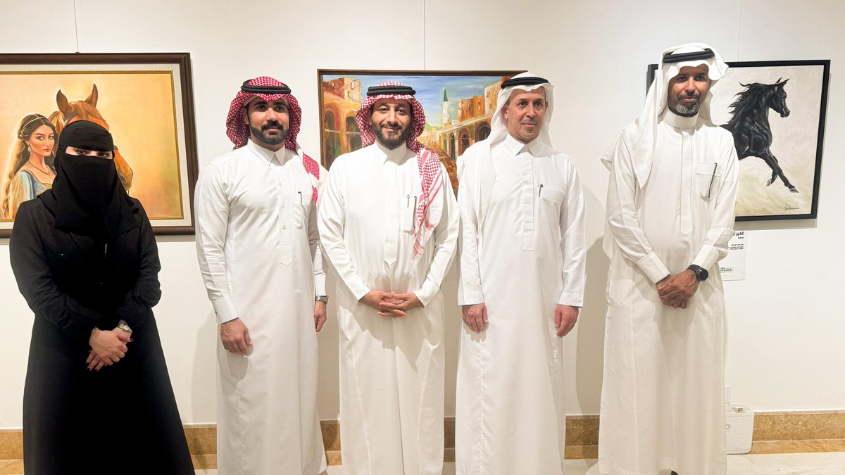 لأن لكل رحلة إبداع نقطة انطلاق…

بحضور سعادة الأستاذ محمد بن عبدالعزيز العفالق، رئيس مجلس إدارة #غرفة_الأحساء افتُتح معرض "نقطة" في دار نورة الموسى للثقافة والفنون، بمشاركة نخبة من الفنانين والفنانات من مختلف مناطق المملكة، بلغ عددهم أكثر من 70 فنانًا وفنانة، قدّموا خلالها أكثر
